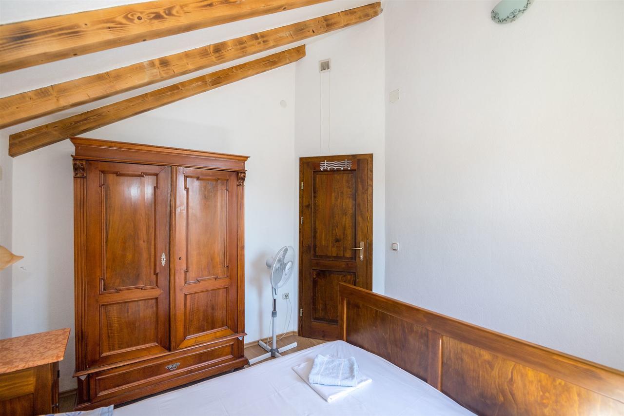 House Sanda Kastela Luaran gambar